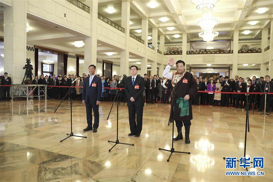 （兩會(huì)&middot;面對(duì)面&middot;XHDW）（14）全國(guó)人大代表接受采訪