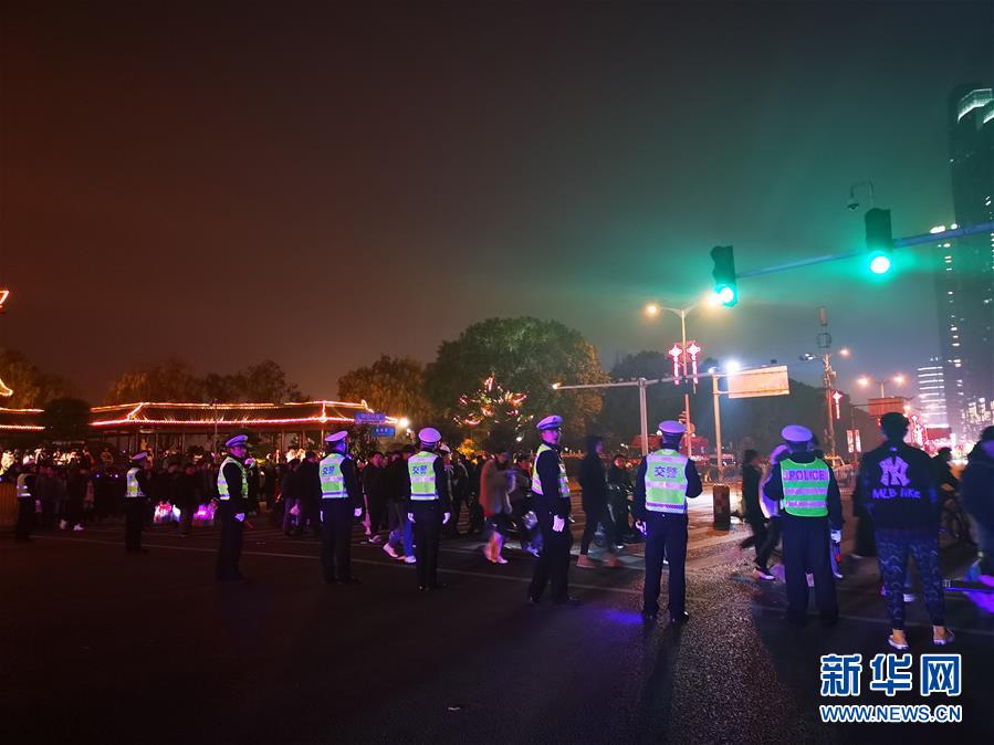 （圖文互動）（1）不一樣的煙火&mdash;&mdash;城市基層工作者的新年第一天