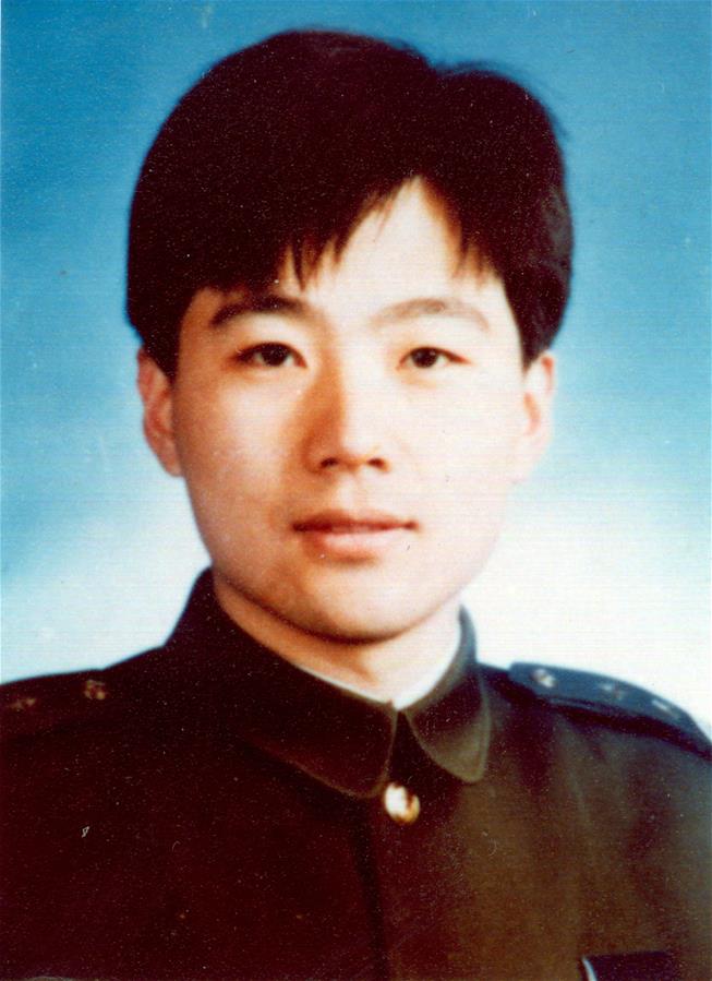 (為了民族復興·英雄烈士譜·圖文互動)民警袁時光:手捂?zhèn)谧汾s歹徒壯烈殉職