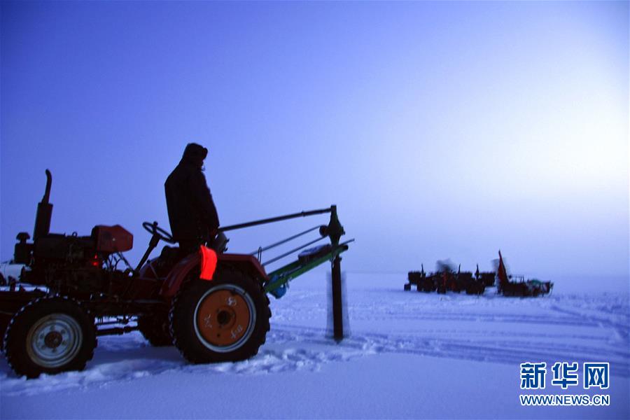 （新春走基層&middot;圖文互動(dòng)）（1）&ldquo;干活的人不會(huì)冷&rdquo;&mdash;&mdash;直擊新疆吉力湖冬捕現(xiàn)場(chǎng)