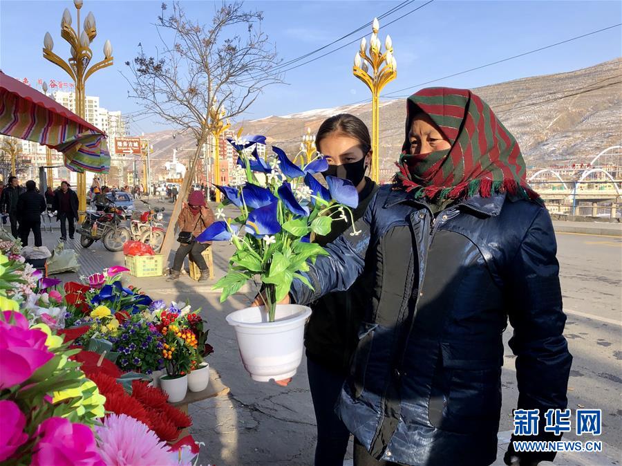（新春走基層&middot;圖文互動）（2）&ldquo;只要備好年貨，新的一年就可以風(fēng)調(diào)雨順&rdquo;&mdash;&mdash;臘月藏區(qū)年貨市場見聞