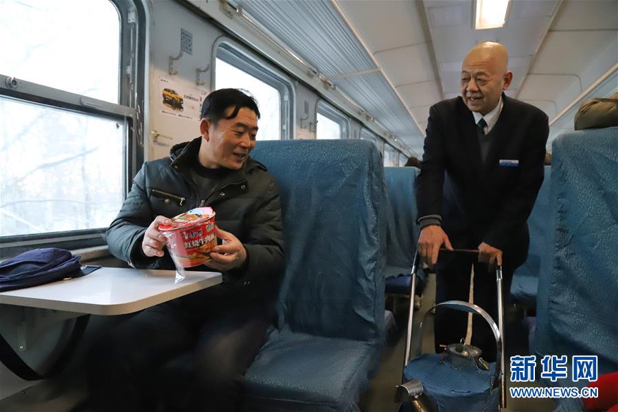 （新春走基層&middot;圖文互動）（1）小康路上，與&ldquo;小慢車&rdquo;同行&mdash;&mdash;長白山區(qū)綠皮火車二三事