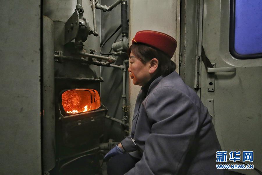 （新春走基層&middot;圖文互動）（2）小康路上，與&ldquo;小慢車&rdquo;同行&mdash;&mdash;長白山區(qū)綠皮火車二三事