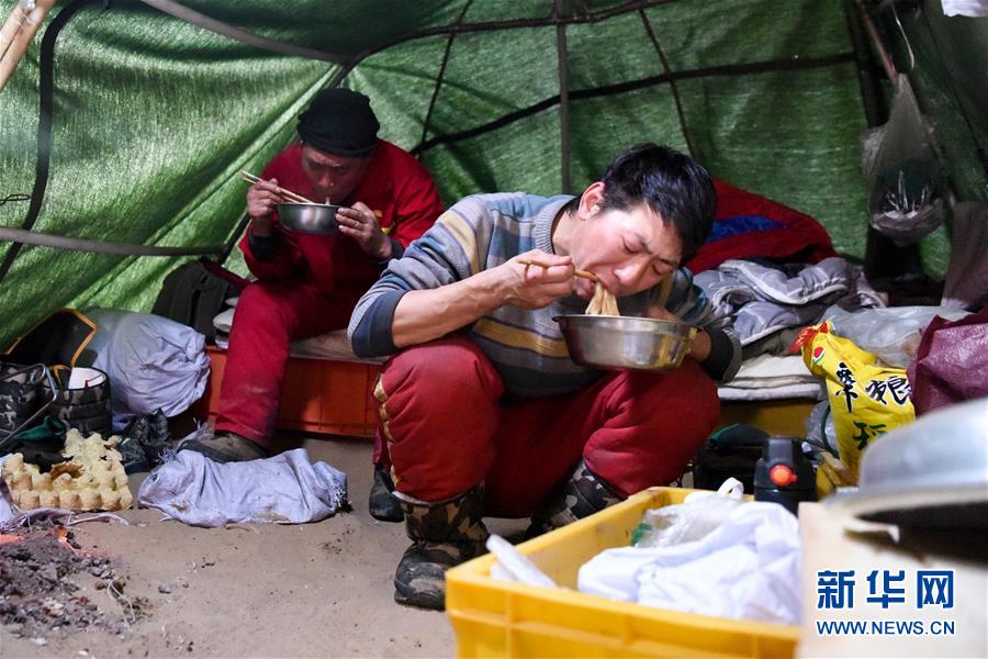 （新春走基層&middot;圖文互動）（6）大漠中，一頂帳篷守歲五年