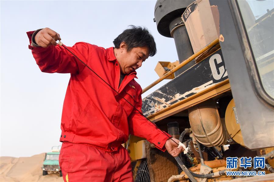 （新春走基層&middot;圖文互動）（4）特寫：與車為伴，獨行沙海