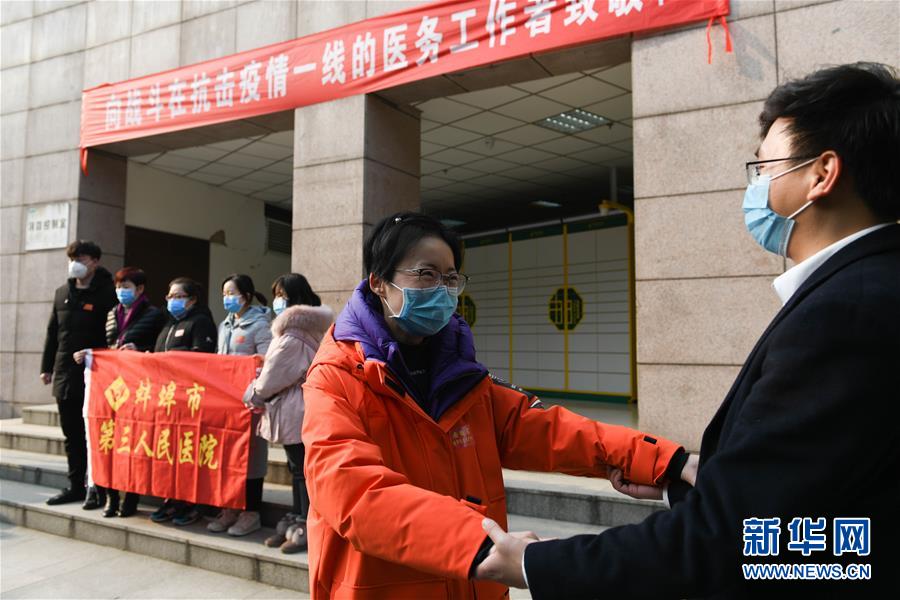 （在習(xí)近平新時代中國特色社會主義思想指引下&mdash;&mdash;新時代新作為新篇章&middot;習(xí)近平總書記關(guān)切事&middot;圖文互動）（7）當億萬只手緊握在一起&hellip;&hellip;&mdash;&mdash;戰(zhàn)&ldquo;疫&rdquo;一線感受中國力量