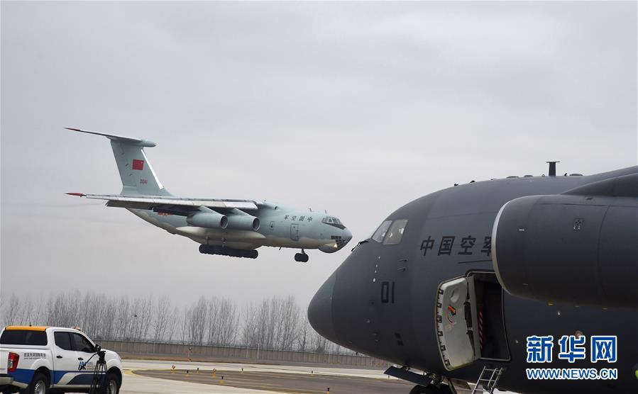 （聚焦疫情防控&middot;圖文互動(dòng)）（9）空軍出動(dòng)3型11架運(yùn)輸機(jī)多地同步向武漢空運(yùn)醫(yī)療隊(duì)員