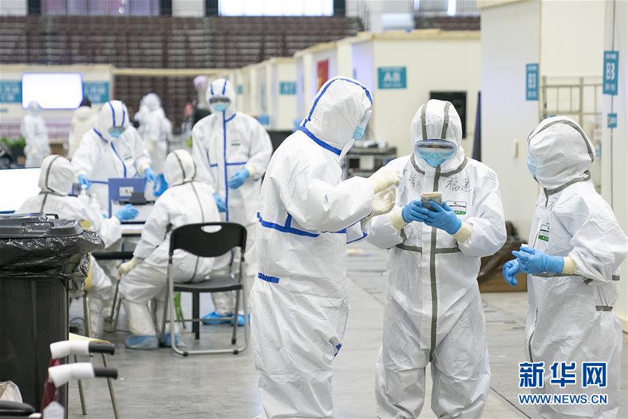 （新華全媒頭條&middot;圖文互動）（2）火線上的中流砥柱&mdash;&mdash;獻(xiàn)給奮戰(zhàn)在抗疫一線的醫(yī)務(wù)工作者