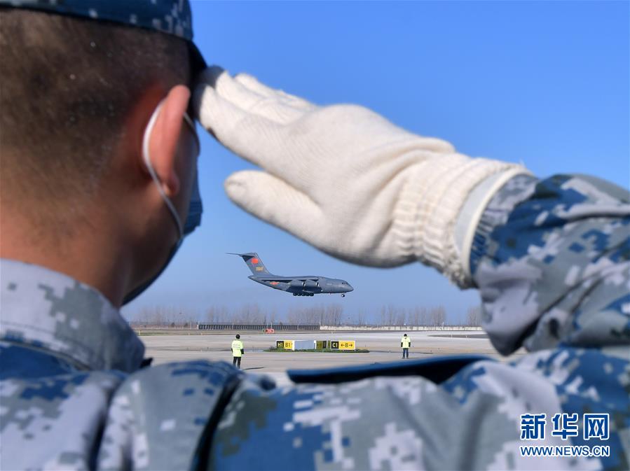 （聚焦疫情防控&middot;圖文互動(dòng)）（3）空軍第四次向武漢大規(guī)?？者\(yùn)醫(yī)療隊(duì)員和物資