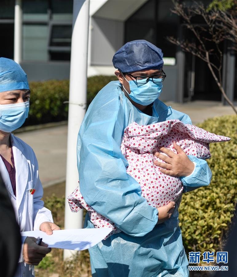 (聚焦疫情防控)(7)浙江省年齡最小新冠肺炎患者出院