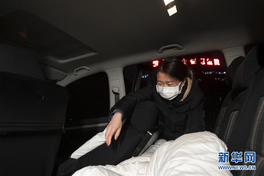 （一線抗疫群英譜&middot;圖文互動）（2）特寫：為節(jié)省10分鐘，這對醫(yī)護夫妻&ldquo;以車為家&rdquo;