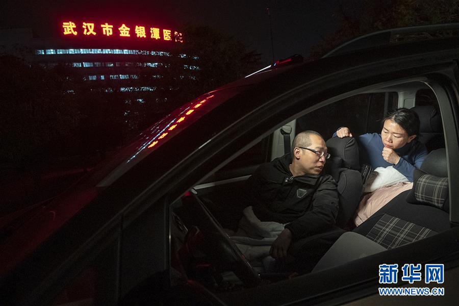 （一線抗疫群英譜&middot;圖文互動）（3）特寫：為節(jié)省10分鐘，這對醫(yī)護夫妻&ldquo;以車為家&rdquo;
