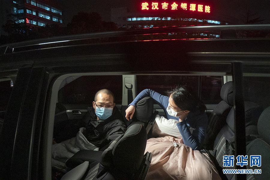 （一線抗疫群英譜&middot;圖文互動）（4）特寫：為節(jié)省10分鐘，這對醫(yī)護夫妻&ldquo;以車為家&rdquo;