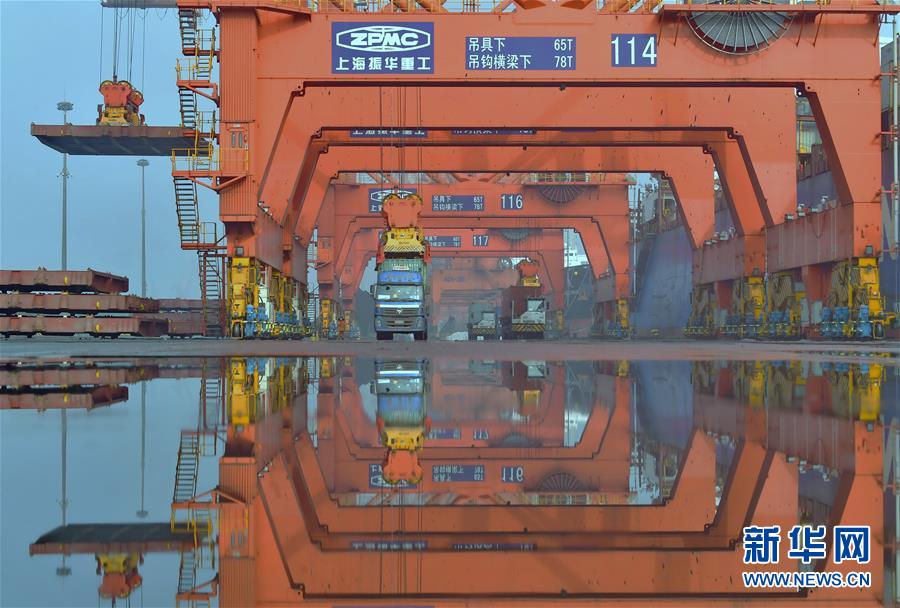 （新華全媒頭條&middot;圖文互動(dòng)）（14）磨難壓不垮 奮起正當(dāng)時(shí)&mdash;&mdash;習(xí)近平總書記在統(tǒng)籌推進(jìn)新冠肺炎疫情防控和經(jīng)濟(jì)社會(huì)發(fā)展工作部署會(huì)議上的重要講話振奮人心凝聚力量