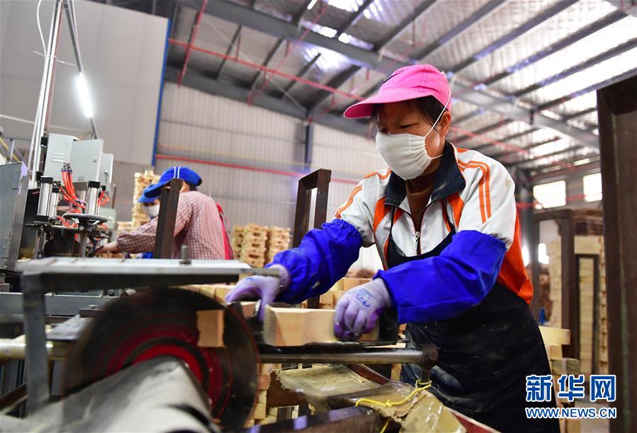 （新華全媒頭條&middot;圖文互動(dòng)）（15）磨難壓不垮 奮起正當(dāng)時(shí)&mdash;&mdash;習(xí)近平總書記在統(tǒng)籌推進(jìn)新冠肺炎疫情防控和經(jīng)濟(jì)社會(huì)發(fā)展工作部署會(huì)議上的重要講話振奮人心凝聚力量