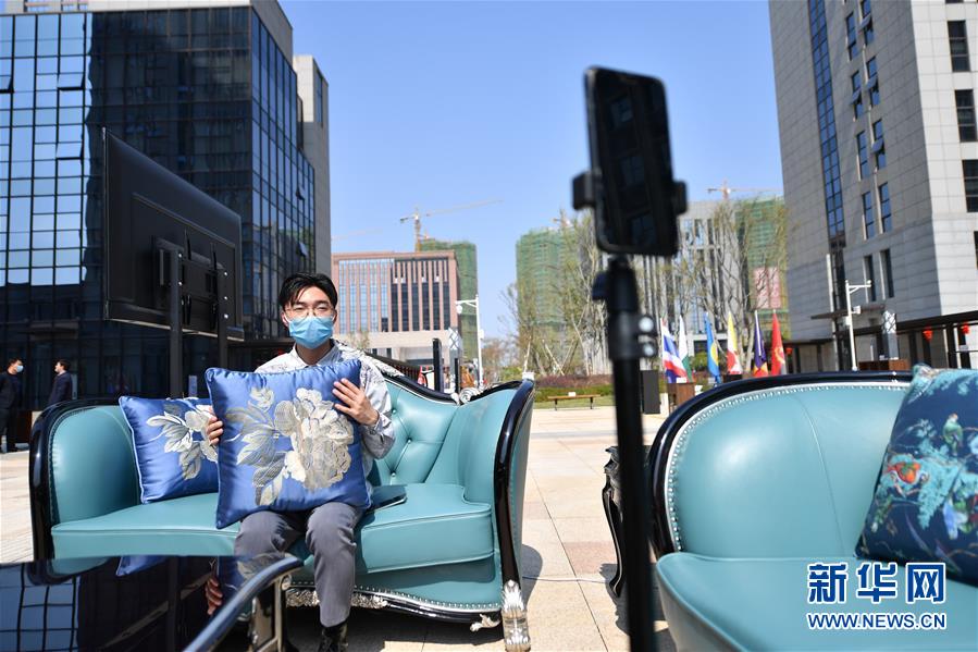 （圖文互動(dòng)）（6）展會(huì)變直播 員工變網(wǎng)紅&mdash;&mdash;千億元家具產(chǎn)業(yè)別樣復(fù)工復(fù)產(chǎn)路