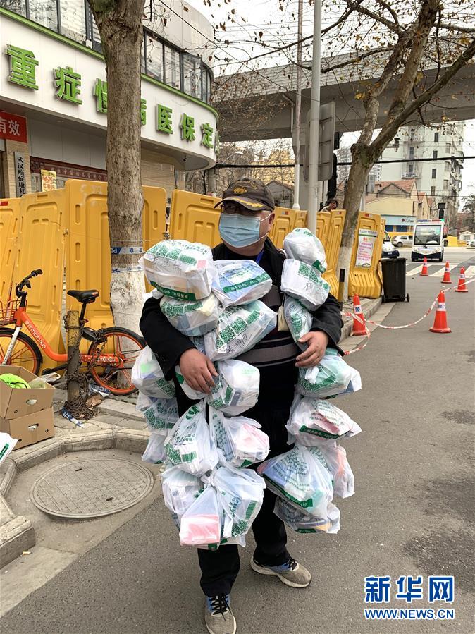 （新華全媒頭條&middot;圖文互動(dòng)）（1）守望相助，堅(jiān)忍不拔&mdash;&mdash;致敬武漢戰(zhàn)&ldquo;疫&rdquo;中千千萬(wàn)萬(wàn)個(gè)平凡英雄