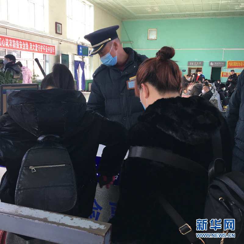 （新華網(wǎng)&middot;圖文互動）（2）疫情下，小站鐵路安檢員收獲10多萬粉絲