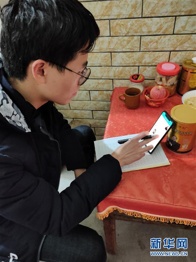 （新華網(wǎng)&middot;圖文互動(dòng)）（1）為&ldquo;逆行者&rdquo;后方護(hù)航，這些大學(xué)生的假期不一般
