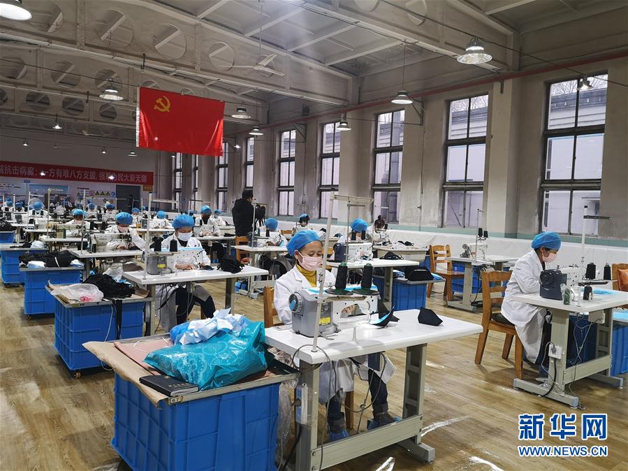 （在習近平新時代中國特色社會主義思想指引下&mdash;&mdash;新時代新作為新篇章&middot;習近平總書記關切事&middot;圖文互動）（11）口罩擋不住你的美&mdash;&mdash;戰(zhàn)&ldquo;疫&rdquo;一線巾幗掠影