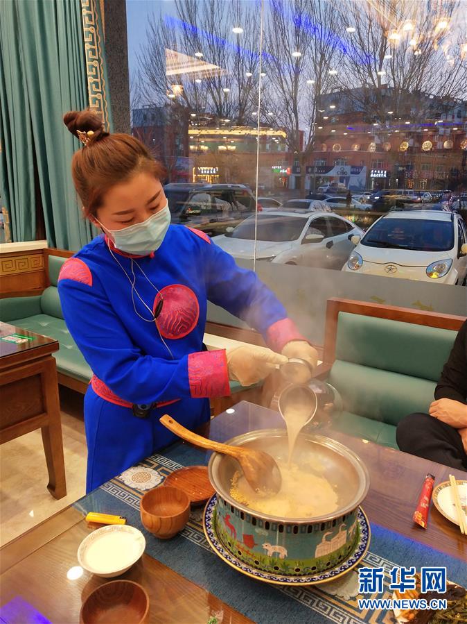 （圖文互動）（2）特寫：限人數、分餐吃、用公筷&mdash;&mdash;偏遠小城&ldquo;吃飯&rdquo;見聞