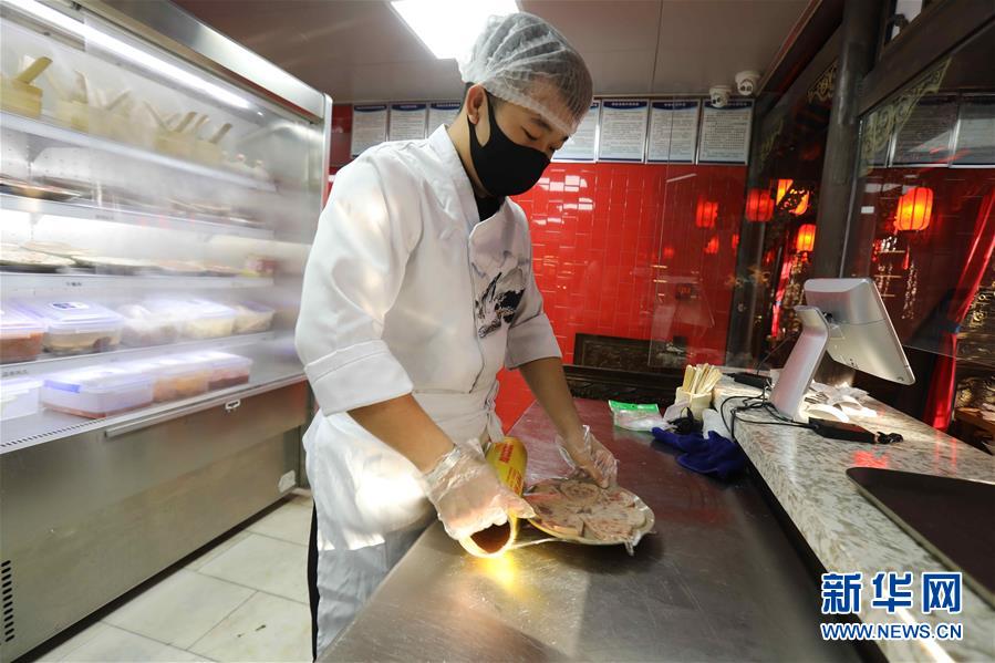 （圖文互動）（4）特寫：限人數、分餐吃、用公筷&mdash;&mdash;偏遠小城&ldquo;吃飯&rdquo;見聞