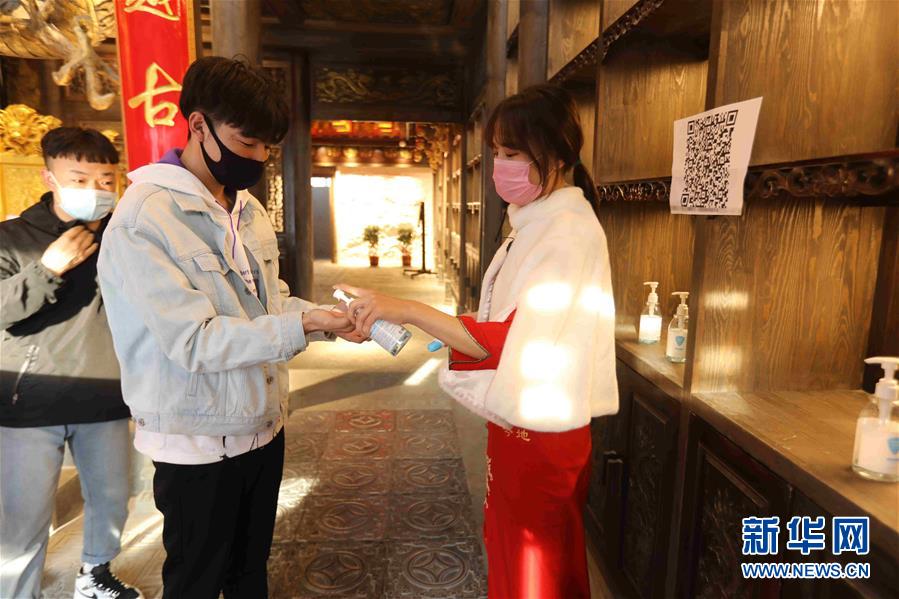 （圖文互動）（5）特寫：限人數、分餐吃、用公筷&mdash;&mdash;偏遠小城&ldquo;吃飯&rdquo;見聞