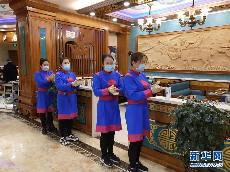 （圖文互動）（6）特寫：限人數、分餐吃、用公筷&mdash;&mdash;偏遠小城&ldquo;吃飯&rdquo;見聞