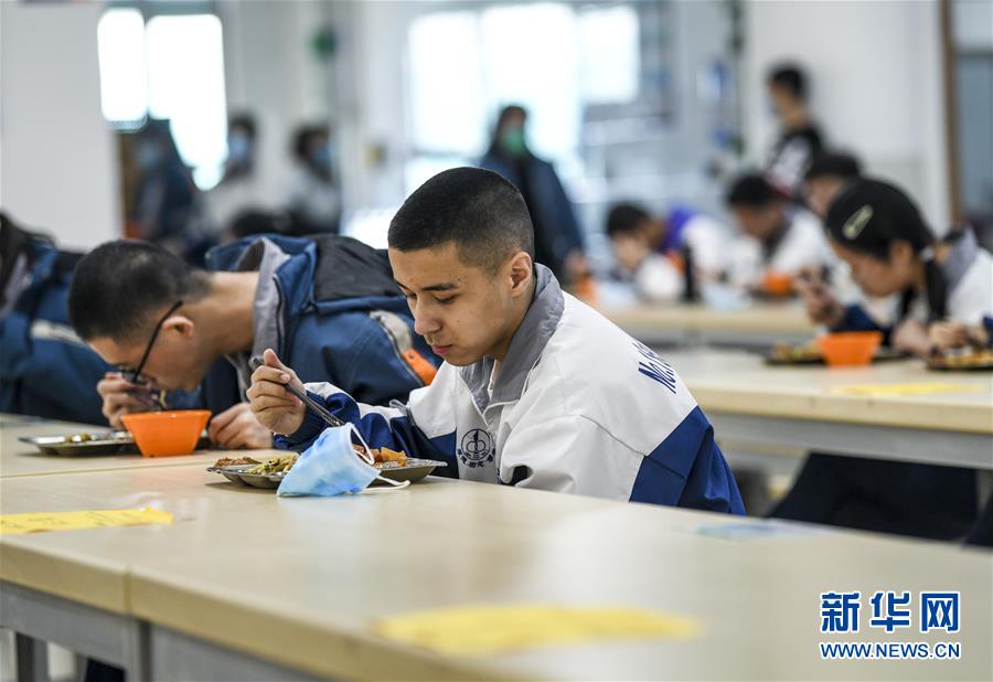 （圖文互動）（6）&ldquo;早&rdquo;安同學(xué)，&ldquo;早&rdquo;安老師！&mdash;&mdash;新疆初高中畢業(yè)班復(fù)課一周回訪見聞