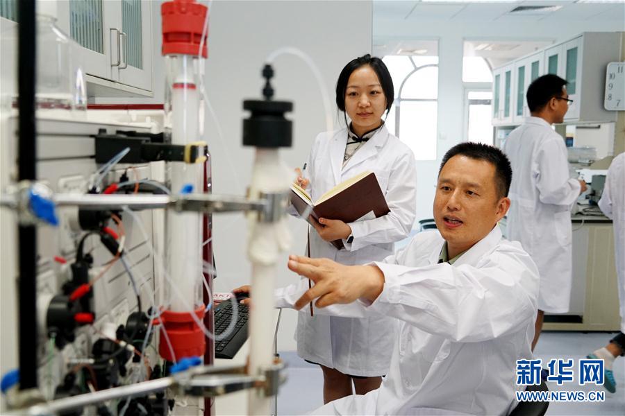 （習(xí)近平致敬的戰(zhàn)&ldquo;疫&rdquo;英雄&middot;科技工作者篇&middot;圖文互動）（2）他們，爭分奪秒與病魔較量