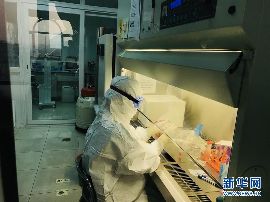 （習(xí)近平致敬的戰(zhàn)&ldquo;疫&rdquo;英雄&middot;科技工作者篇&middot;圖文互動）（3）他們，爭分奪秒與病魔較量