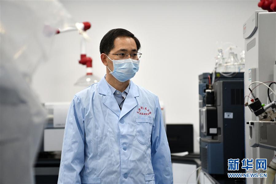 （習(xí)近平致敬的戰(zhàn)&ldquo;疫&rdquo;英雄&middot;科技工作者篇&middot;圖文互動）（6）他們，爭分奪秒與病魔較量