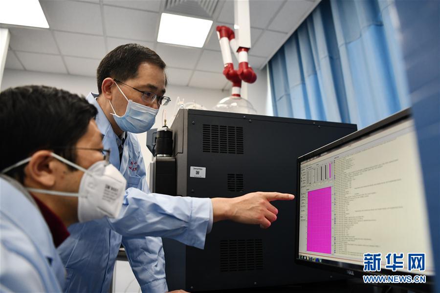 （習(xí)近平致敬的戰(zhàn)&ldquo;疫&rdquo;英雄&middot;科技工作者篇&middot;圖文互動）（7）他們，爭分奪秒與病魔較量