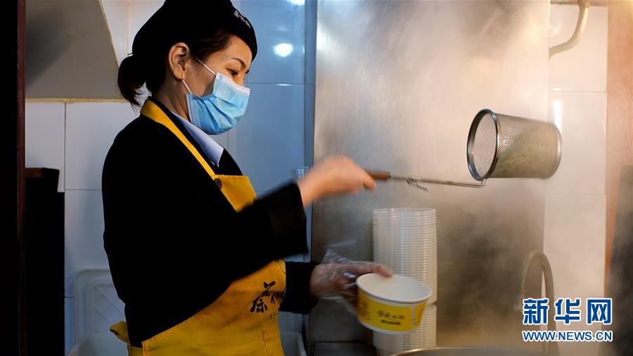 （新華全媒頭條&middot;習(xí)近平致敬的戰(zhàn)&ldquo;疫&rdquo;英雄&middot;武漢人民篇&middot;圖文互動）（15）壯哉，大武漢&mdash;&mdash;獻(xiàn)給英雄的武漢人民