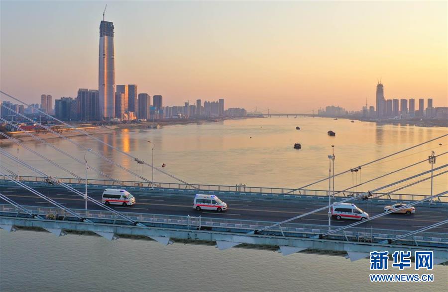 （聚焦疫情防控&middot;圖文互動(dòng)）（1）急救車輪上的45天