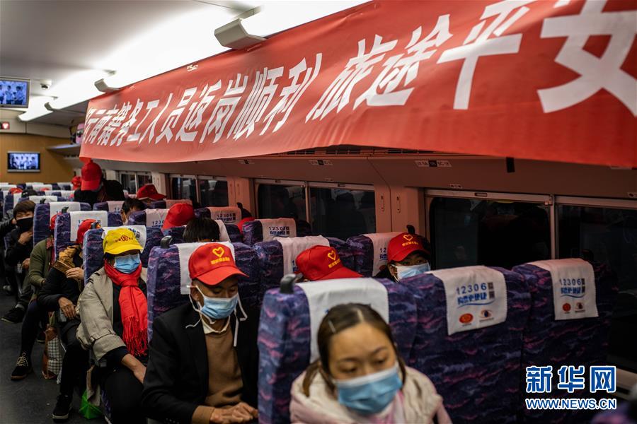 （在習(xí)近平新時(shí)代中國特色社會主義思想指引下&mdash;&mdash;新時(shí)代新作為新篇章&middot;習(xí)近平總書記關(guān)切事&middot;圖文互動(dòng)）（1）讓貧困勞動(dòng)力端穩(wěn)就業(yè)的&ldquo;飯碗&rdquo;&mdash;&mdash;各地就業(yè)扶貧不松勁鞏固脫貧成果