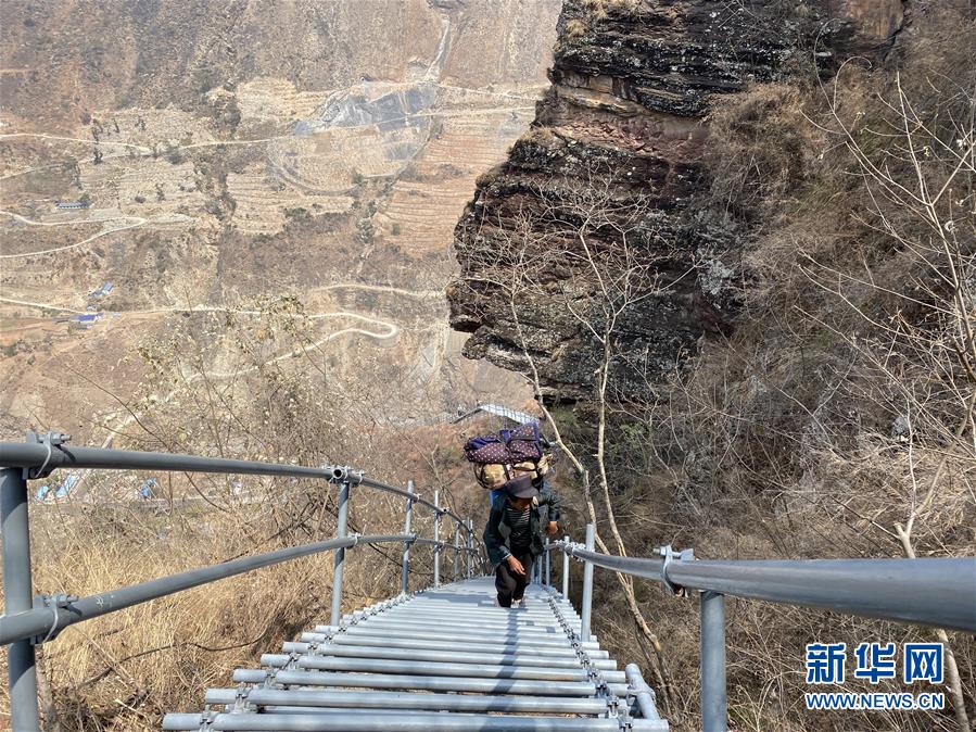 （在習(xí)近平新時(shí)代中國(guó)特色社會(huì)主義思想指引下&mdash;&mdash;新時(shí)代新作為新篇章&middot;習(xí)近平總書(shū)記關(guān)切事&middot;圖文互動(dòng)）（3）啃下最后的硬骨頭&mdash;&mdash;脫貧攻堅(jiān)掛牌督戰(zhàn)進(jìn)行時(shí)