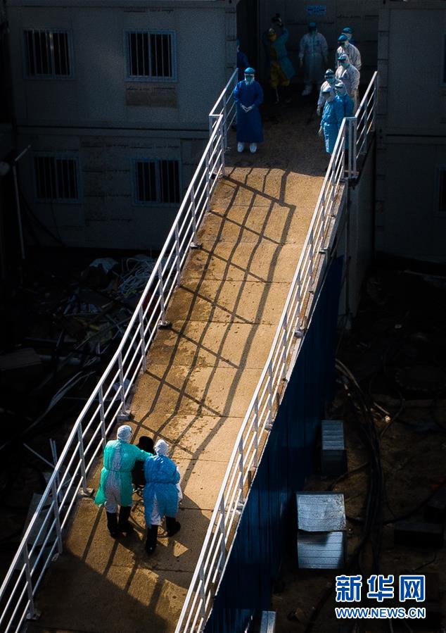 （聚焦疫情防控&middot;圖文互動(dòng)）（10）分秒必爭(zhēng)！一切為了治病救人&mdash;&mdash;中國(guó)抗疫生命至上的生動(dòng)實(shí)踐