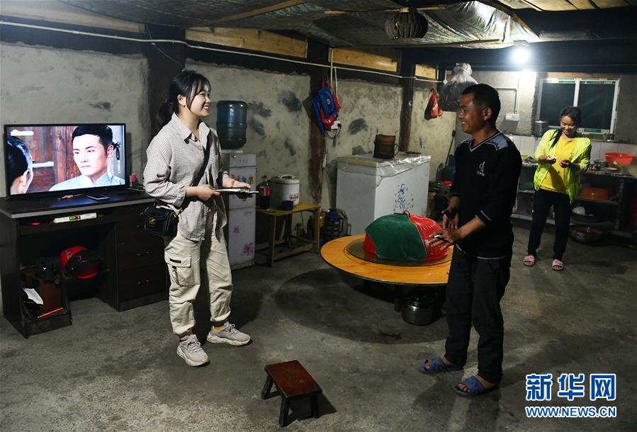 （決戰(zhàn)決勝脫貧攻堅&middot;圖文互動）（3）月亮山女孩與她的&ldquo;扶貧網格&rdquo;