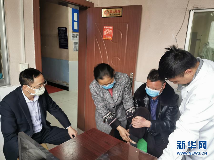 （在習(xí)近平新時(shí)代中國(guó)特色社會(huì)主義思想指引下&mdash;&mdash;新時(shí)代新作為新篇章&middot;習(xí)近平總書(shū)記關(guān)切事&middot;圖文互動(dòng)）（8）增強(qiáng)困難群眾對(duì)疫情影響的抵抗力