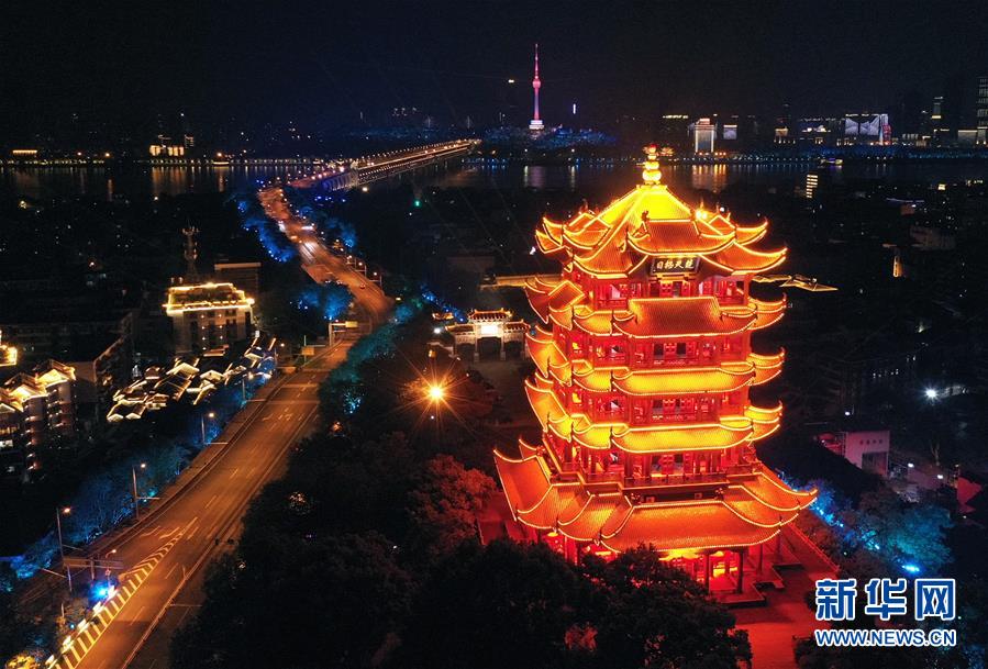 （新華全媒頭條&middot;圖文互動(dòng)）（1）鐘華論：在民族復(fù)興的歷史豐碑上&mdash;&mdash;2020中國抗疫記