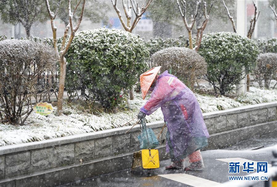 （新華全媒頭條&middot;圖文互動）（31）風(fēng)雨無阻向前進(jìn)&mdash;&mdash;寫在全國疫情防控阻擊戰(zhàn)取得重大戰(zhàn)略成果之際