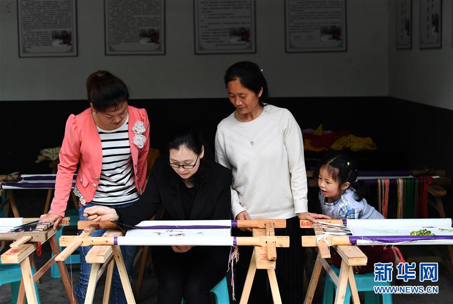 （兩會人物&middot;圖文互動）（1）帶娃、賺錢兩不誤&mdash;&mdash;一位農(nóng)民工代表眼中的脫貧新工作