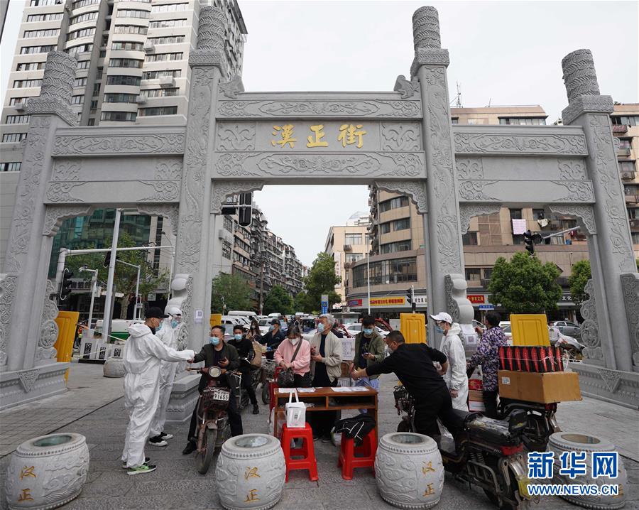 （新華全媒頭條&middot;圖文互動）（14）從人民中汲取磅礴力量&mdash;&mdash;習(xí)近平總書記同出席2020年全國兩會人大代表、政協(xié)委員共商國是紀(jì)實