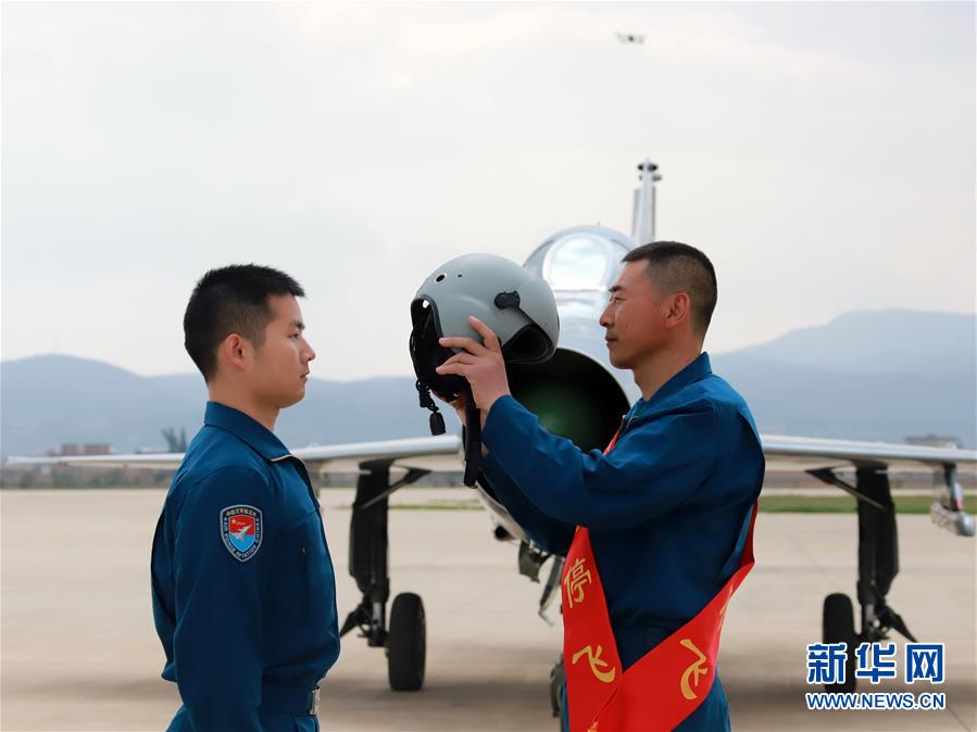 （圖文互動(dòng)）（2）5290小時(shí)！中國空軍殲擊機(jī)飛行紀(jì)錄保持者光榮停飛