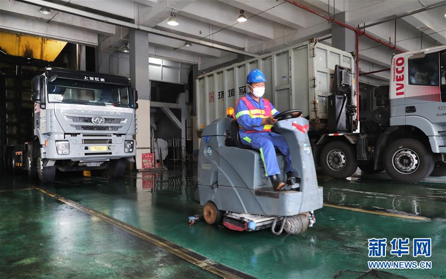 （新華全媒頭條&middot;圖文互動(dòng)）（4）演繹新時(shí)尚 答好治理卷&mdash;&mdash;上海實(shí)施垃圾分類效果追蹤