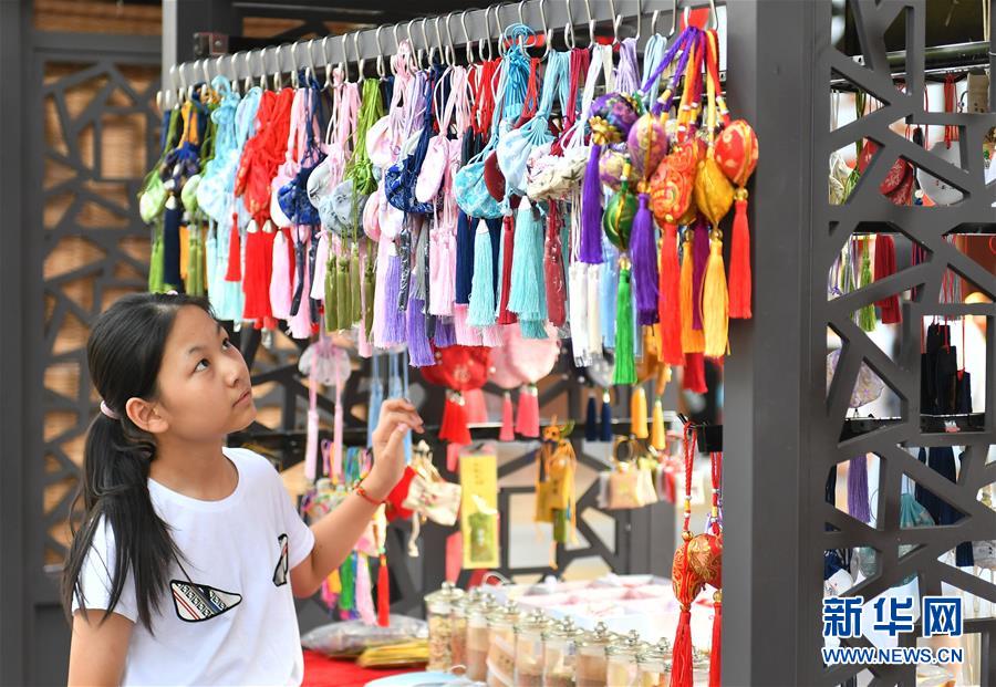 （新華全媒頭條&middot;圖文互動）（4）線上線下消費升溫 文旅活動邁上&ldquo;云端&rdquo;&mdash;&mdash;端午假期透視我國經濟高質量發(fā)展新動力