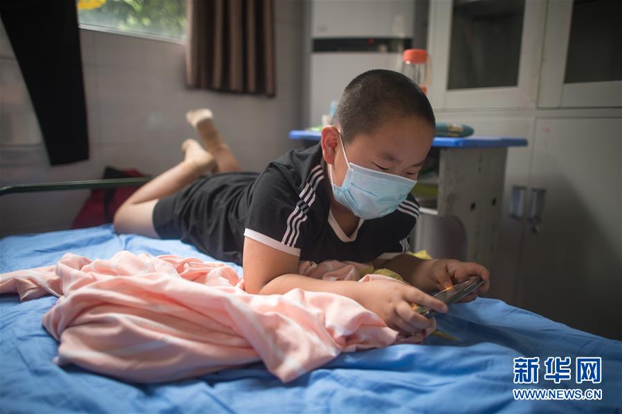 （防汛抗洪&middot;圖文互動）（1）為人民生命安全撐起&ldquo;安全傘&rdquo;&mdash;&mdash;湖北緊急轉(zhuǎn)移安置受災(zāi)群眾速寫