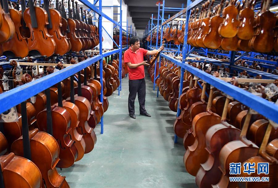 （走向我們的小康生活&middot;圖文互動(dòng)）（3）放下鋤頭，卻撥動(dòng)命運(yùn)的琴弦