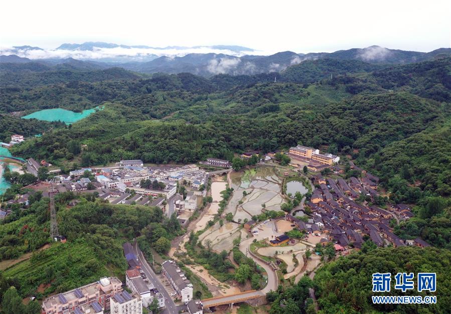 （新華全媒頭條&middot;走向我們的小康生活&middot;圖文互動(dòng)）（1）大山深處有&ldquo;新家&rdquo;&mdash;&mdash;大別山村繪出現(xiàn)代版&ldquo;富春山居圖&rdquo;